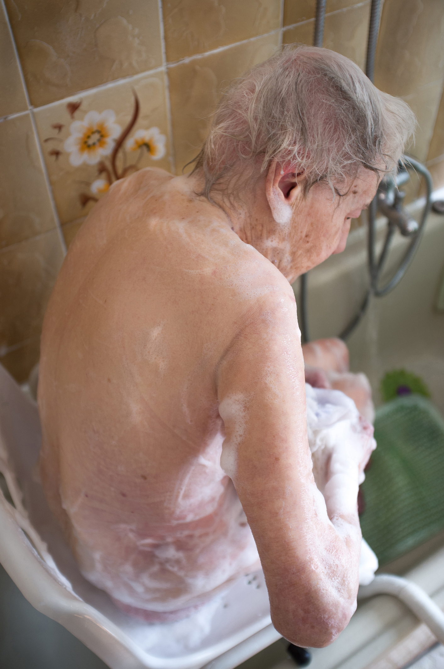 Толстая мамка моется в ванной и демонстрирует здоровые дойки