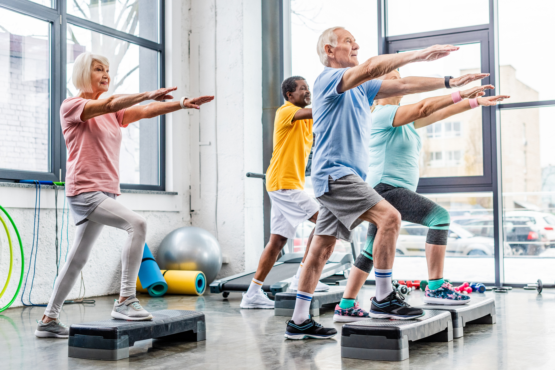Physical finding. Занятие спортом. Пожилые люди занимаются спортом. Фитнес для пожилых. Пенсионеры занимаются спортом в зале.
